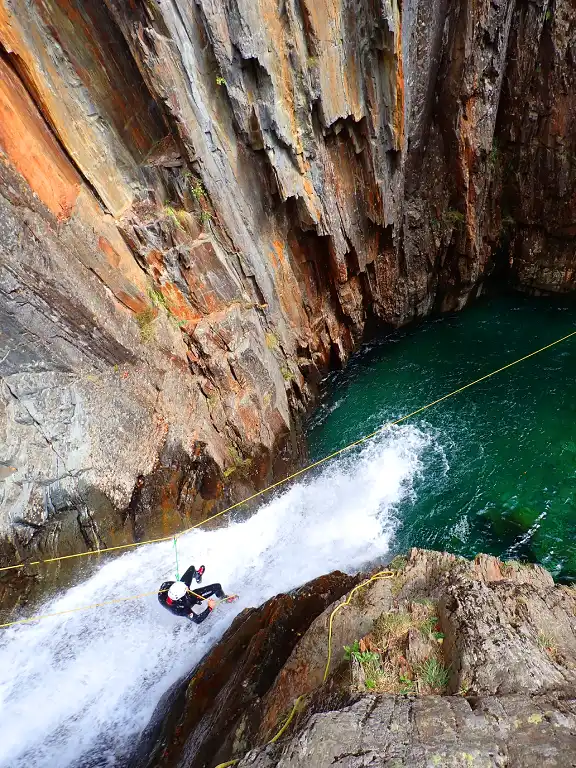 Tyrolienne au canyon de l’Artigue en Ariègeriège-canyon-aventure-Vicdessos-4 Tyrolienne dans le canyon de l’Artigue en Ariège lors d’une sortie encadrée